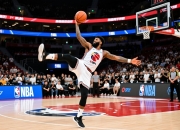 篮球名将花式表演吸引大批球迷