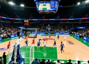 足球比赛盛况空前，球员们拼尽全力